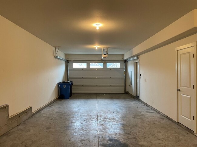 Building Photo - LUXURY 4 BD TOWNHOME! GATED PARKER VILLAGE...