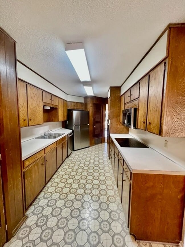 Building Photo - 5412 Lake Crest Dr