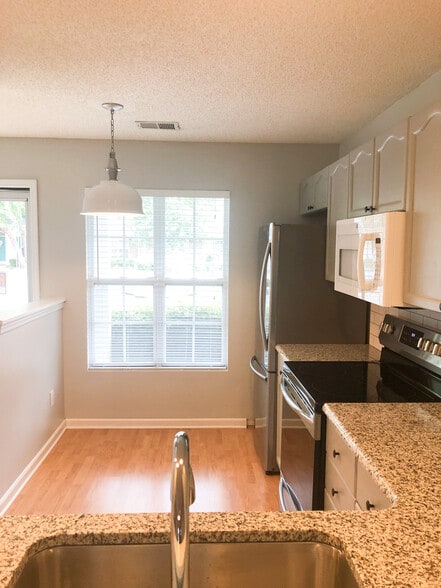 sunny kitchen - 2210 Cigar Ct