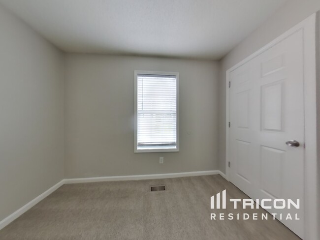 Building Photo - 372 River Trace Dr