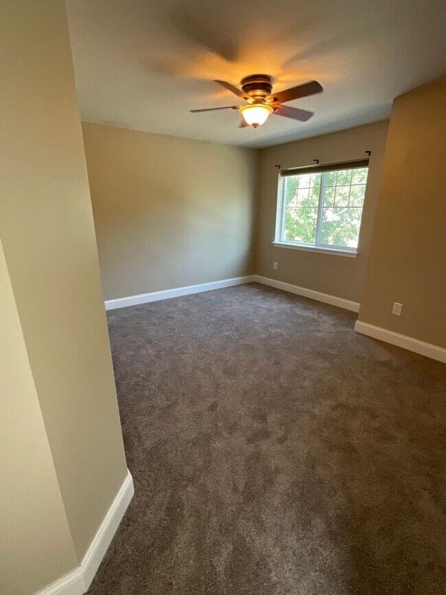 Building Photo - Beautiful 3 BR/2.5 BA Home with Bonus Room