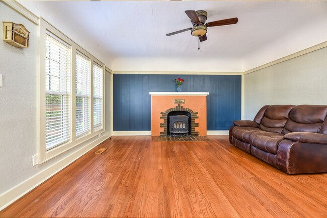 Building Photo - 4 Bedroom 2 Bathroom Home in Salem