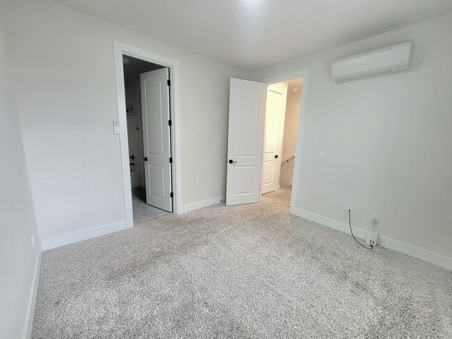 Building Photo - Modern Comfort in the Heart of SE Portland — 3 Bed, 2.5 Bath Home!