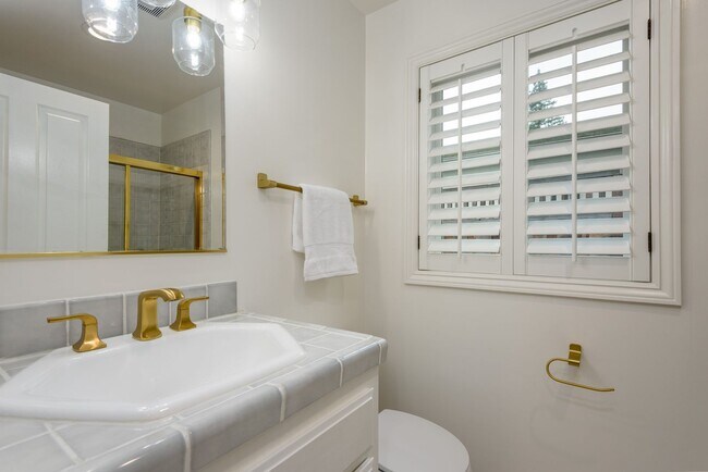 Building Photo - Los Altos 4bd/2.5bth Ranch Home on University Ave.