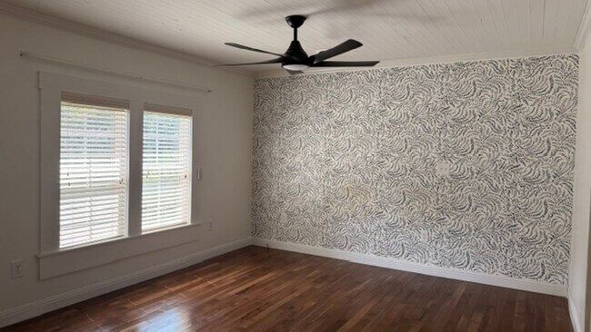 Building Photo - 3 Bedroom House with Carport
