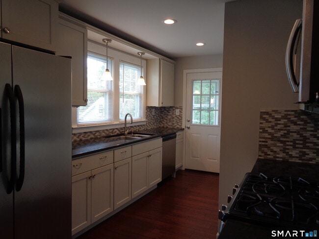 Building Photo - 15 Bradley Ave