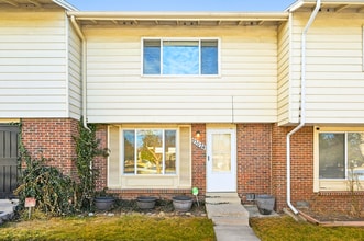 Building Photo - 3BR Townhome in Aurora | Private Yard, Covered Parking & Community Pool