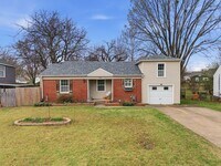 Building Photo - Charming Midtown bungalow just minutes from downtown!