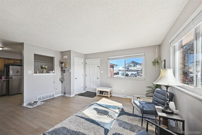 Building Photo - Wonderful 3 bed/2 bath duplex in Westminster!