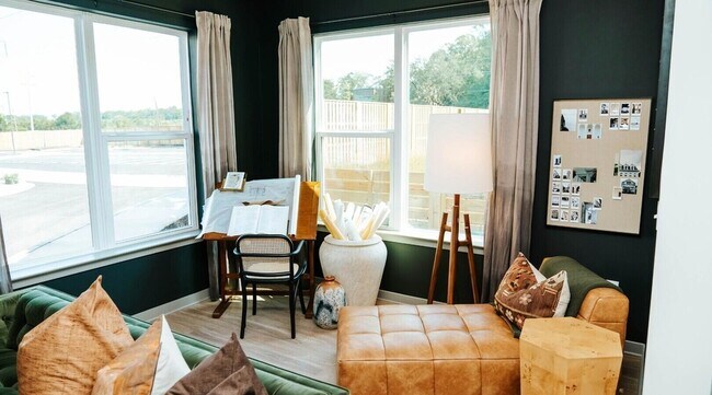 Building Photo - 3812 W Montague Ave