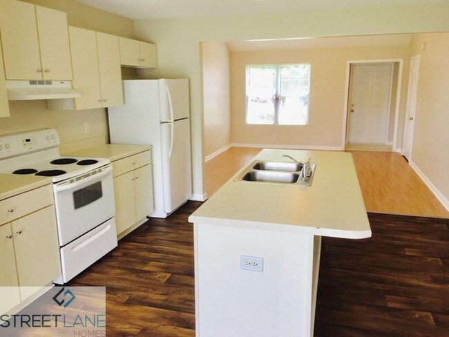 Building Photo - $500 off first month's rent!