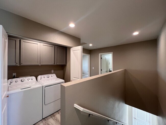 Building Photo - 815 Starlite Dr