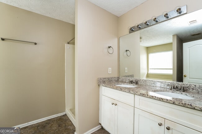 Building Photo - 5795 Meadowview Rd