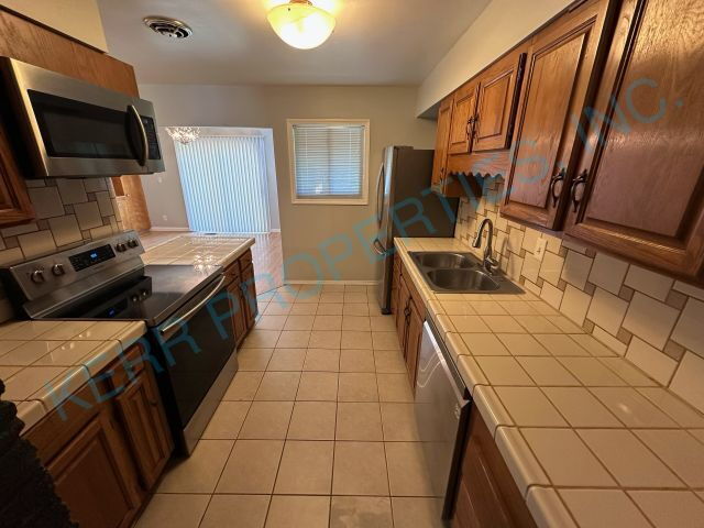 Building Photo - Charming Portland Retreat: 3-Bed, 2-Bath Home with Hardwood Floors & Cozy Fireplace!
