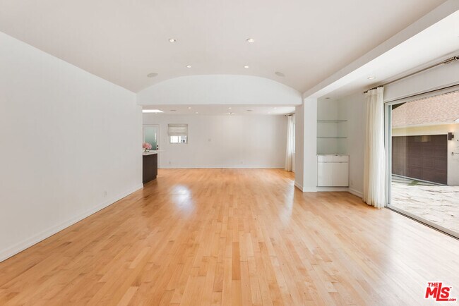 Building Photo - 1617 Roscomare Rd