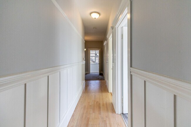 Building Photo - Large updated 2 bedroom, walk to Downtown,...