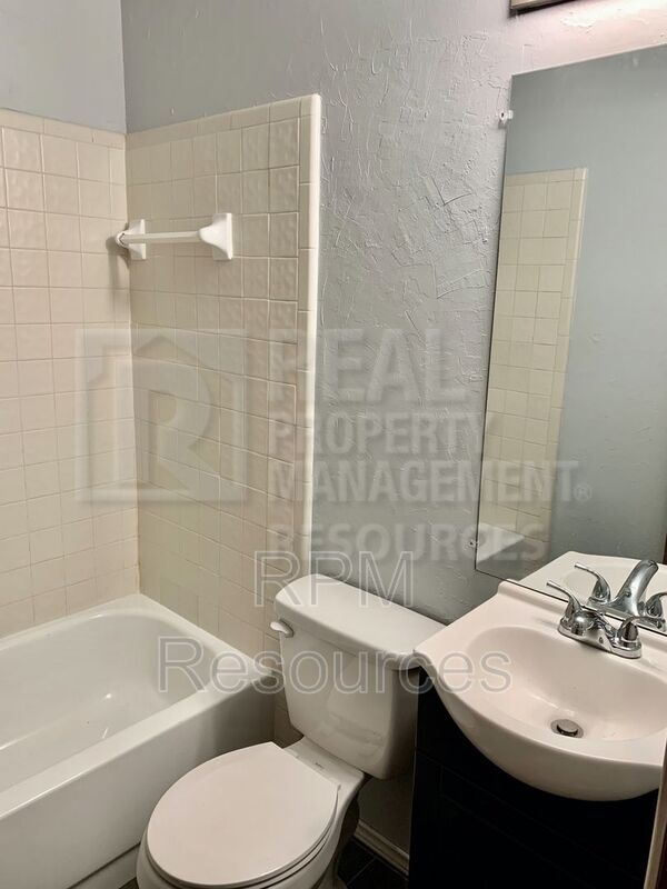 Building Photo - 723 Rimrock Rd