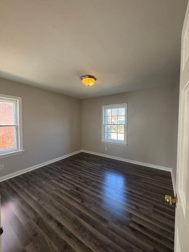 Building Photo - Spacious Single Family Home