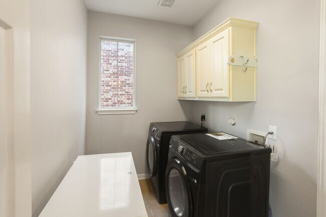 Building Photo - 4 Bedroom/3.5 Bath Rogers Ranch Subdivision