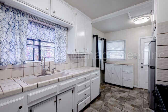 Building Photo - 2 Bedroom/1 Bath Home - $1795 Per Month!