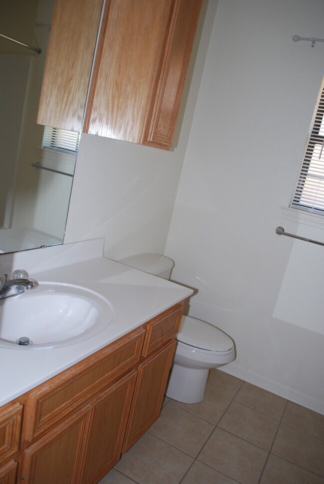 Building Photo - 913Daisy