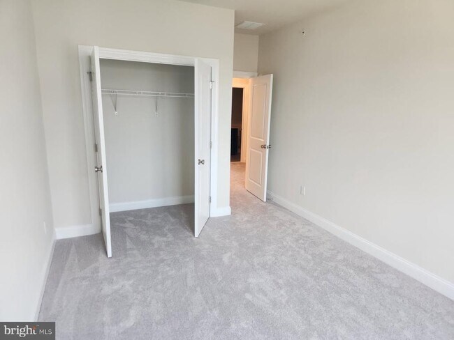 Building Photo - 328 Foxtail Ln