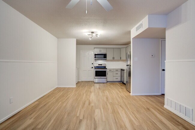 Building Photo - Fully updated 2/1 In Levelland!