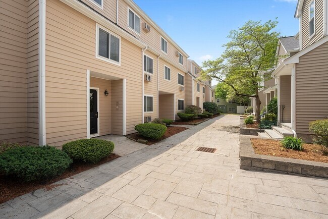 Building Photo - 51 Fairfield Park