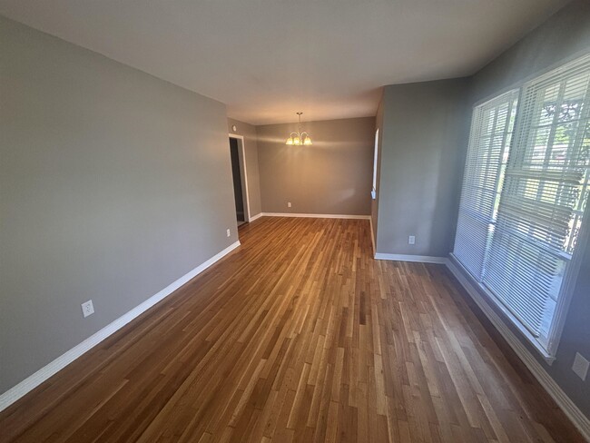 Building Photo - 4845 Ortie Dr