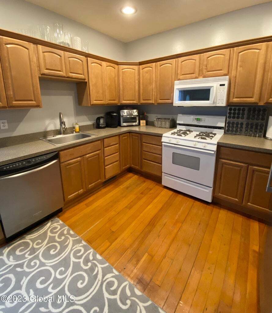 Kitchen - 104 Catherine St