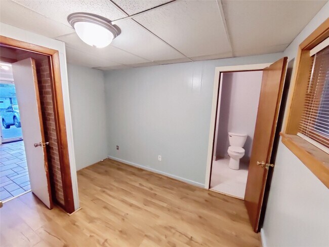 Building Photo - 813 Country Club Rd