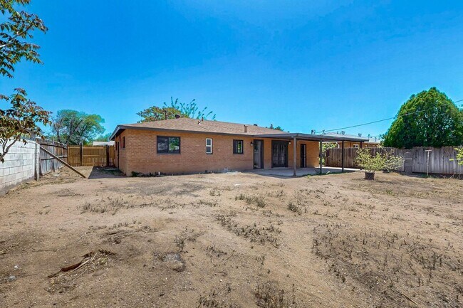 Building Photo - 2227 Inez Dr NE