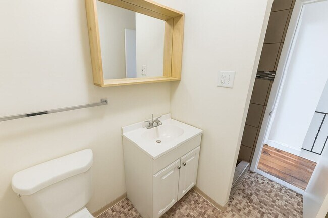 Building Photo - 1809 W Thompson St