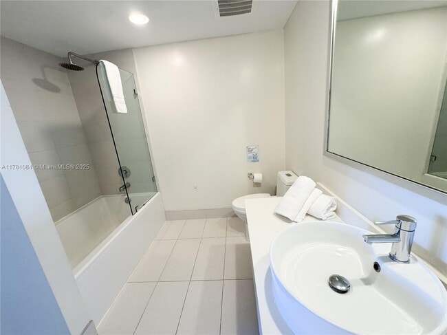 Building Photo - 2600 E Hallandale Beach Blvd