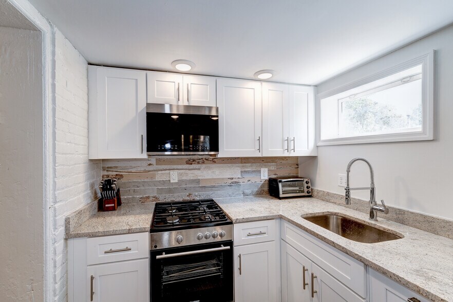 Sunny Kitchen with granite counters! - 2339 3rd St NE
