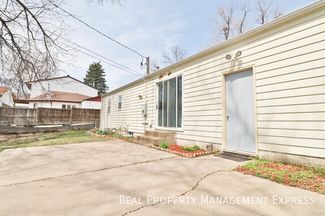 Building Photo - Modern 2 Bedroom + Den, 2 Bath House