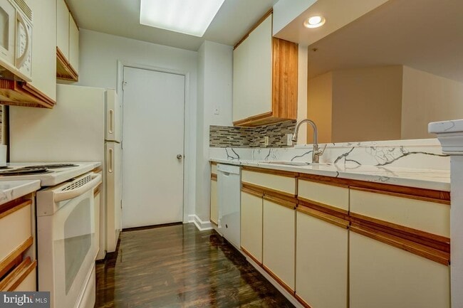 Building Photo - 3301 Sir Thomas Dr