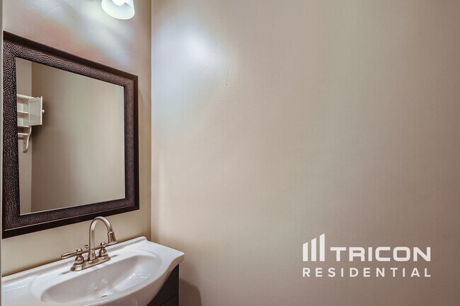 Building Photo - 1315 Bridle Path Dr