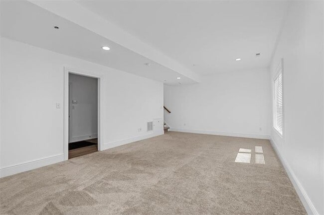 Building Photo - 114 Rainier Ln