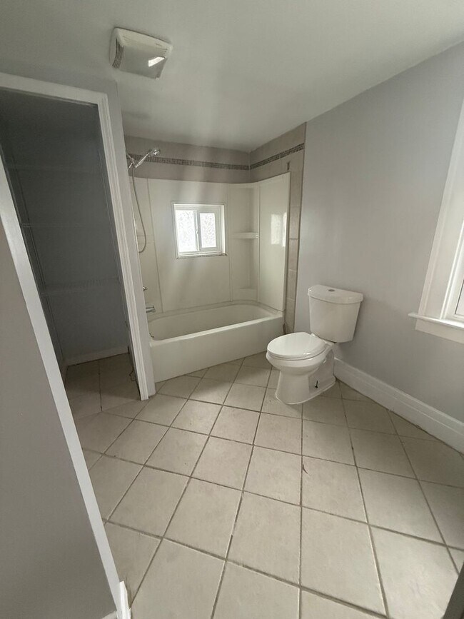 Building Photo - Downtown Mt. Clemens Home