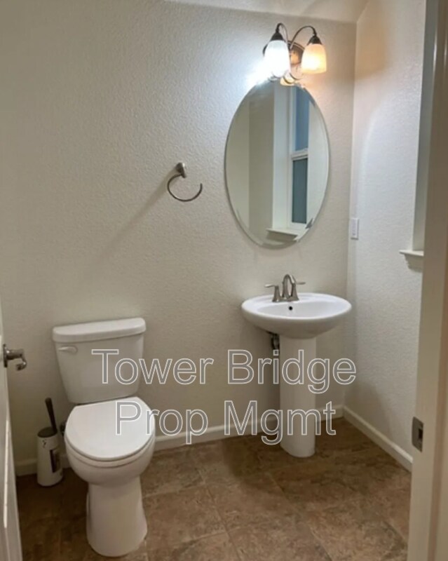 Building Photo - 3057 Village Park Dr