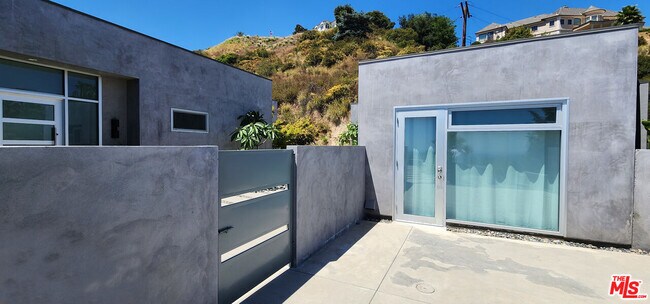 Building Photo - 1565 Glen Oaks Blvd