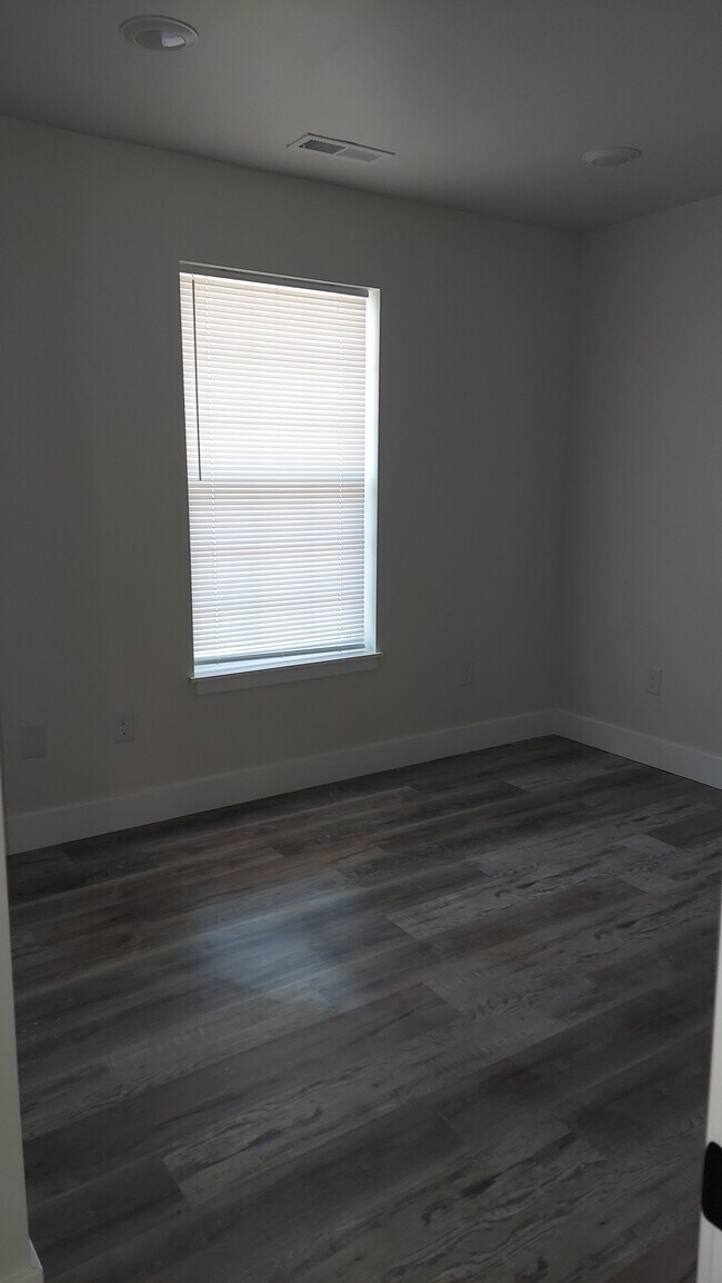 Building Photo - 406 Eagle St