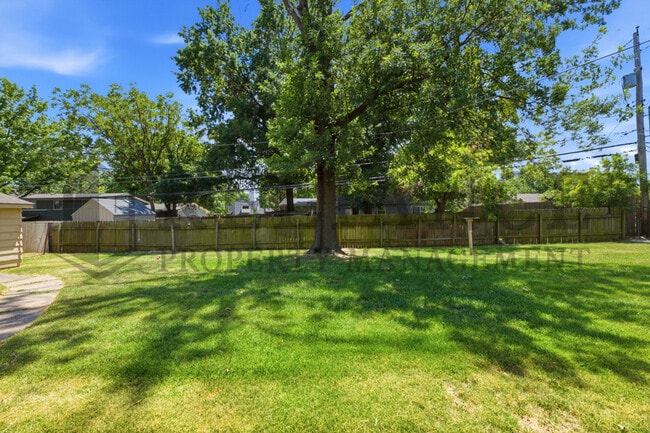 Building Photo - 8115 E Mockingbird St