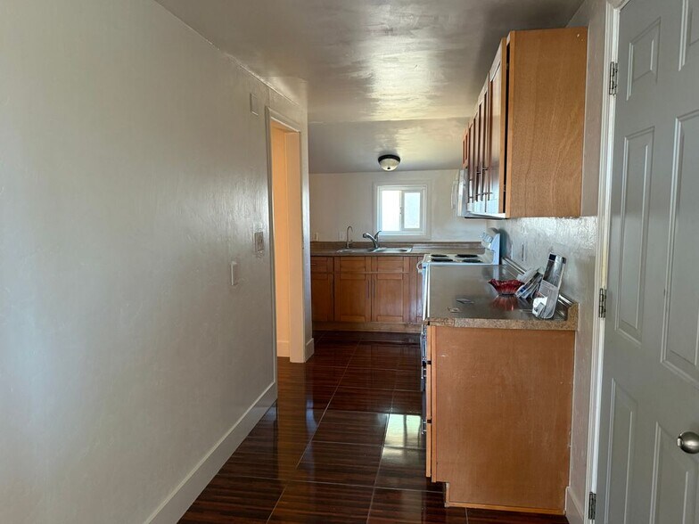 Building Photo - 659 Elm St