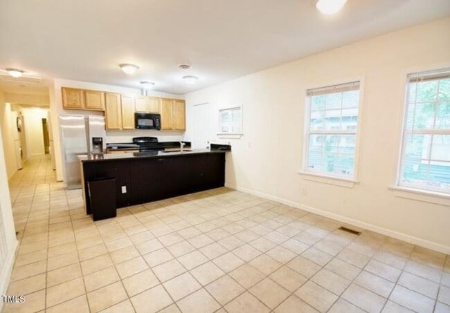 Building Photo - Huge home near in Chapel Hill!