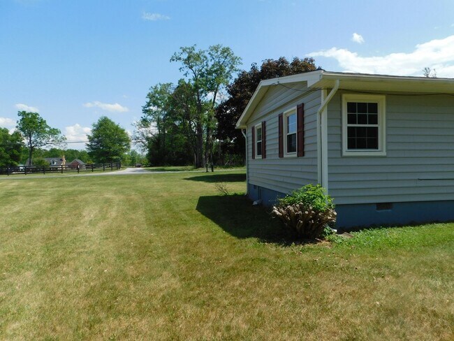 Building Photo - Price Reduced!!! $1950/Month