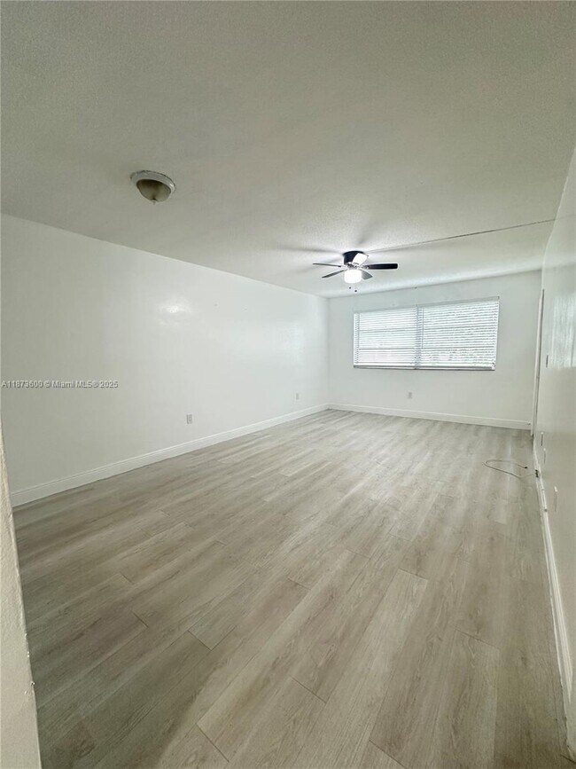 Building Photo - 20200 NE 29th Ct
