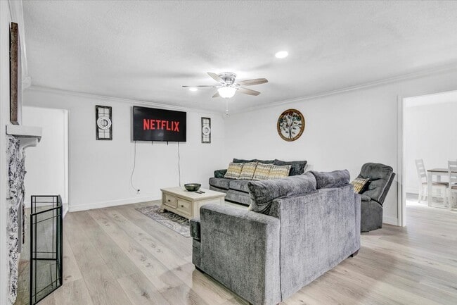 Building Photo - 185 Weiss Bluff Rd