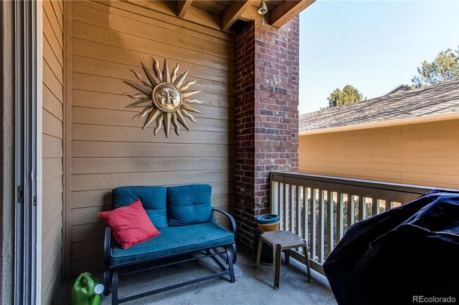 Building Photo - LOCATION LOCATION!! 2-bed 2-bath condo loc...